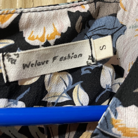 Women Small Gorgeous Floral Romper- Tie up adjustable front that can be worn dow - Picture 6 of 7